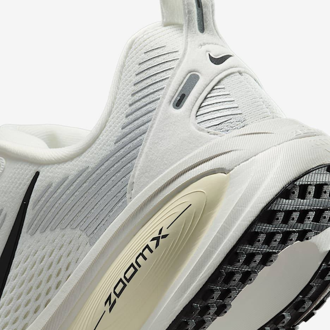 Nike Vomero 18 - Branco/Bege