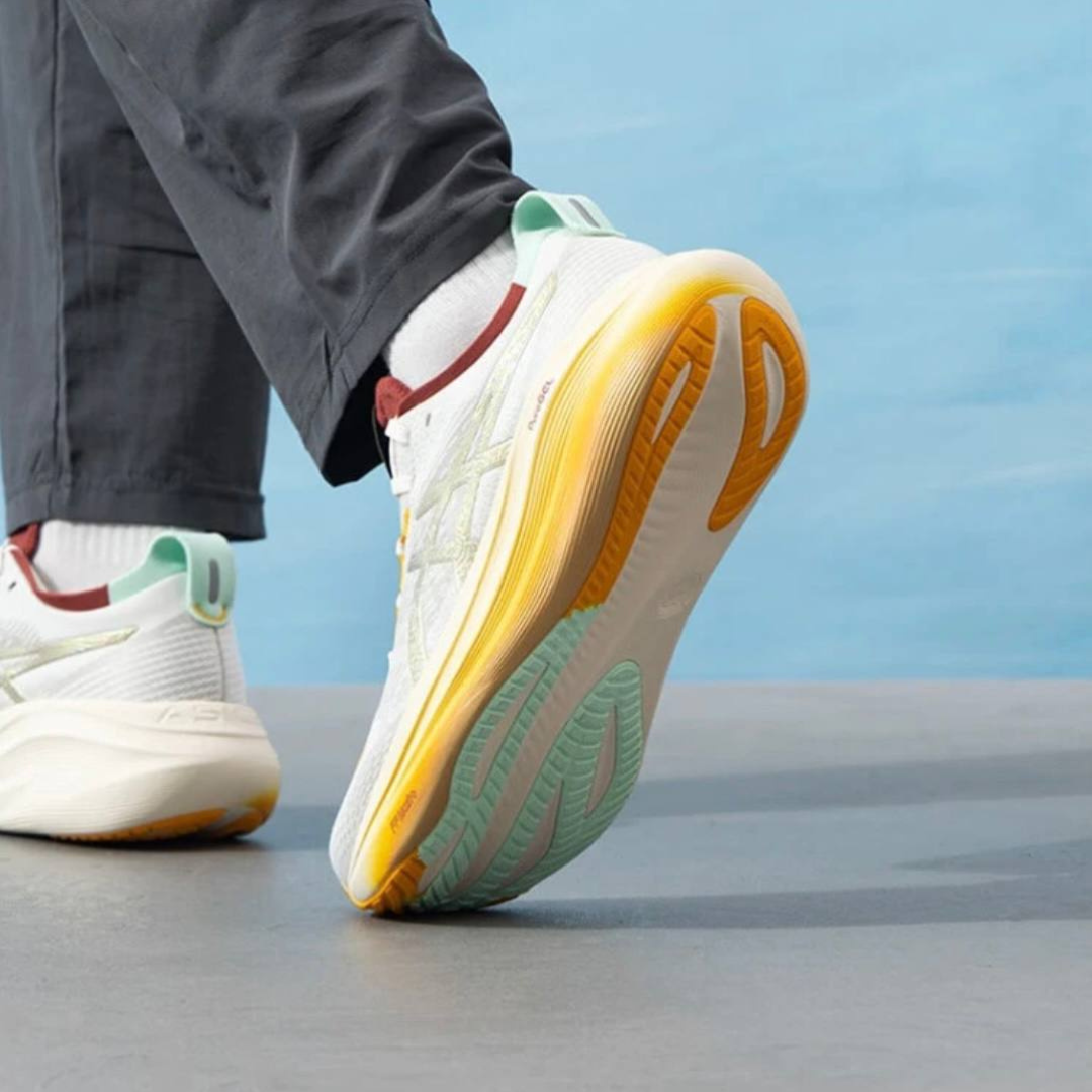 Asics Gel - Nimbus 27 - Branco/Dourado