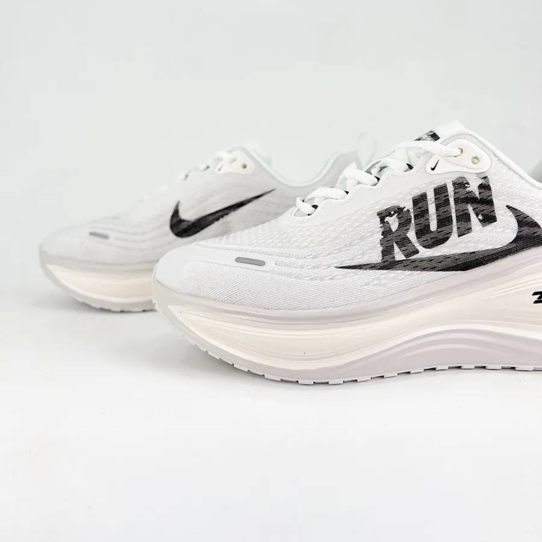 Nike Vomero Plus - Branco/Preto