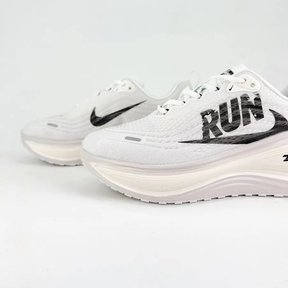 Nike Vomero Plus - Branco/Preto