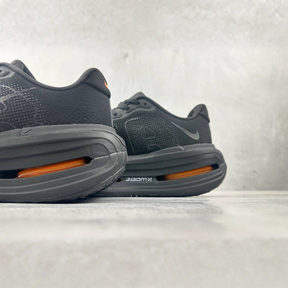 Nike Vomero Premium - Preto/Laranja